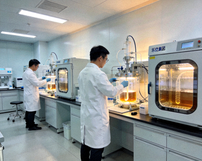 乐竟集团生物药创新平台研发中心场景，科研人员利用生物反应器进行药物研发与生产