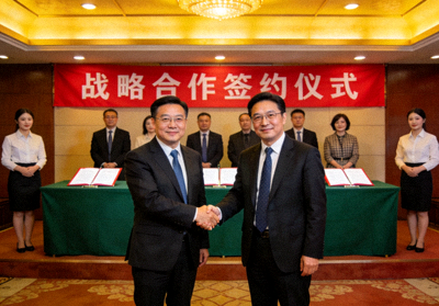 乐竟集团与多家知名医疗机构举行战略合作签约仪式，双方代表握手合影场景